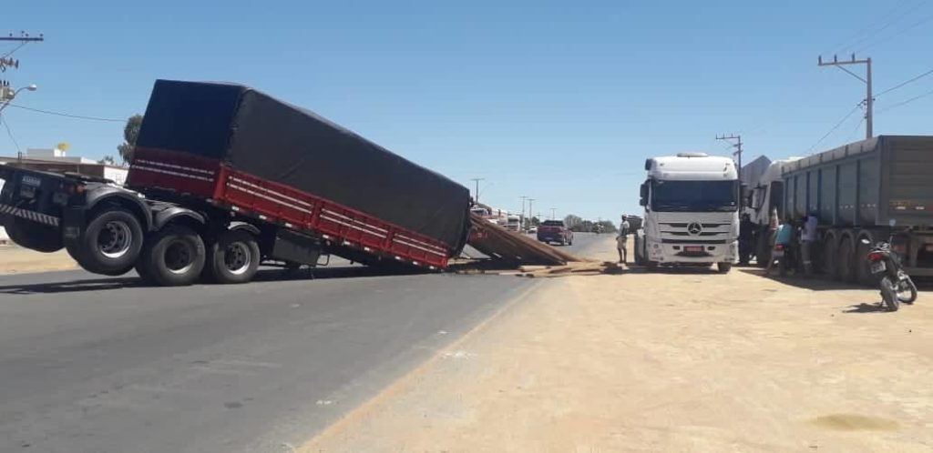 Acidente envolvendo carreta é registrado em Guanambi.