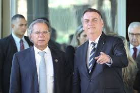 Bolsonaro anuncia novo aumento no salário mínimo; o valor vai passar de R$1.039 para R$ 1.045.
