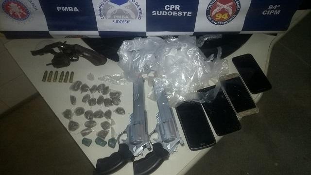Polícia Militar prende 04 pessoas por tráfico de drogas em Caetité.