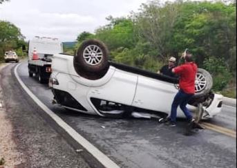 Empresário guanambiense capota carro na MG-122 no Norte de Minas.