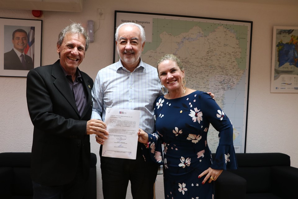 Ivana e prefeito assinam Ordem de Serviço para construção de estradas vicinais.