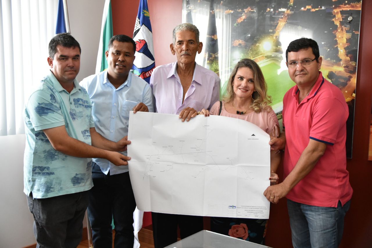 Prefeitura de Guanambi recebe o projeto da Adutora do Po?o do Magro, que beneficiar? mais de 600 fam?lias da zona rural.