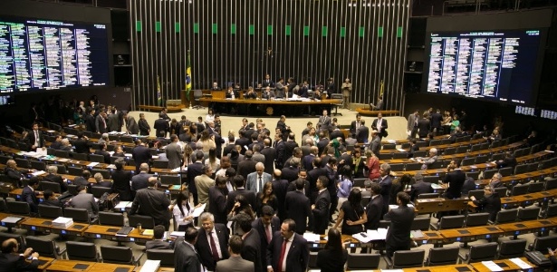 Veja lista dos deputados baianos que votaram a favor do financiamento privado de campanha.