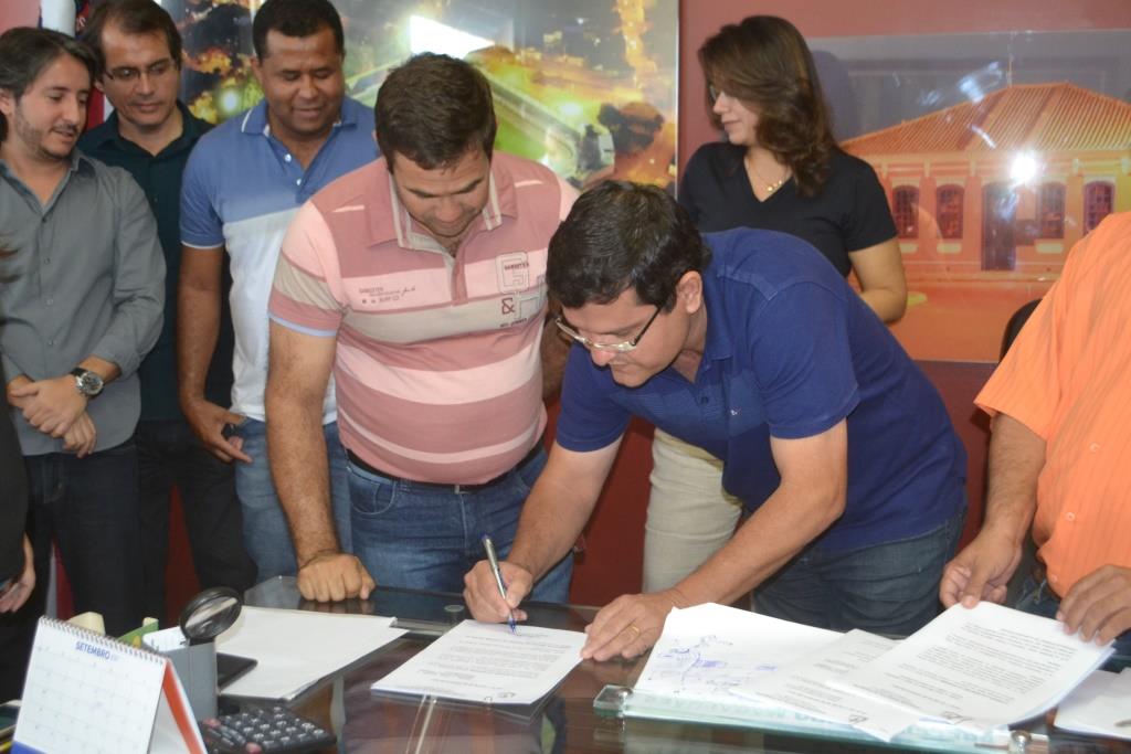 Jairo Magalh?es sanciona leis que criam a Guarda Civil Municipal e que fortalecem a agricultura familiar e prote??o ? cr