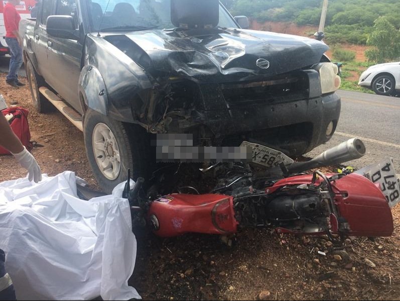 Colisão envolvendo moto e caminhonete deixa uma pessoa morta em Palmas de Monte Alto.