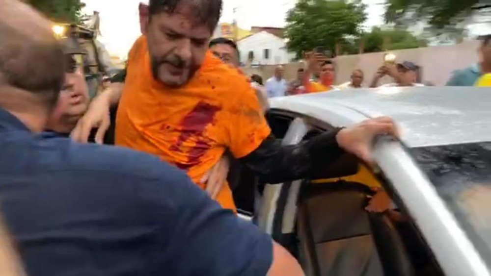 Cid Gomes é baleado após tentar barrar protesto de PMs com restroescavadeira.
