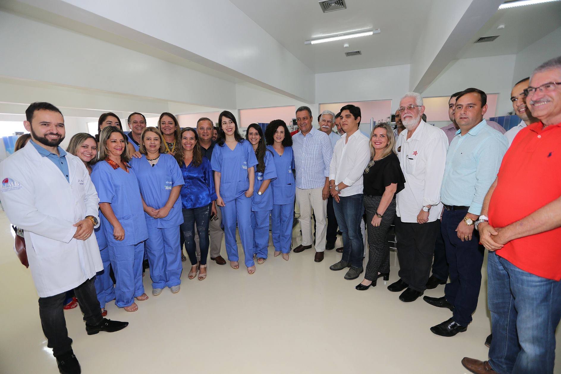 Ivana Bastos comemora entrega de nova ala da UTI no hospital de Brumado.