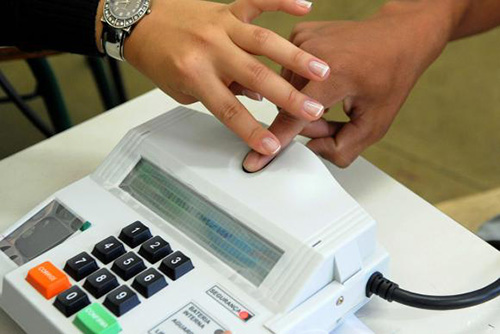 Biometria detecta 25 mil fraudes de eleitores; ?nica pessoa tinha 52 t?tulos.