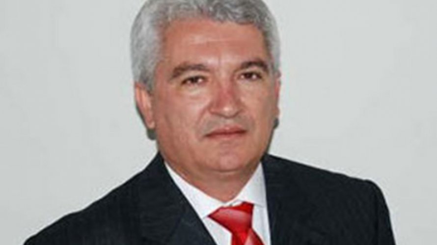 Ex-prefeito de Riacho de Santana punido por contrata??o ilegal de cooperativa.