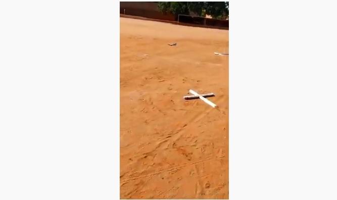 Cruzes são retiradas de cemitério e jogadas em campo de futebol em Ibiassucê.