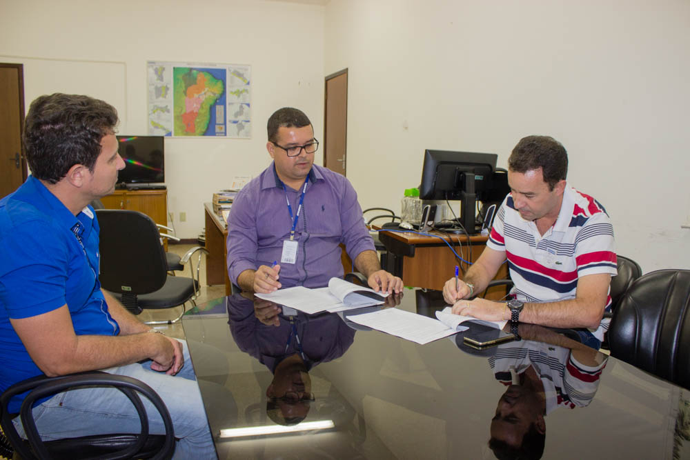 Igapor?: Prefeito Suly assina Conv?nio para Recupera??o de Estrada.