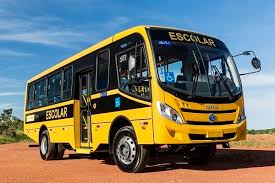 Jovem de 14 anos tem perna esmagada enquanto entrava em ônibus escolar.