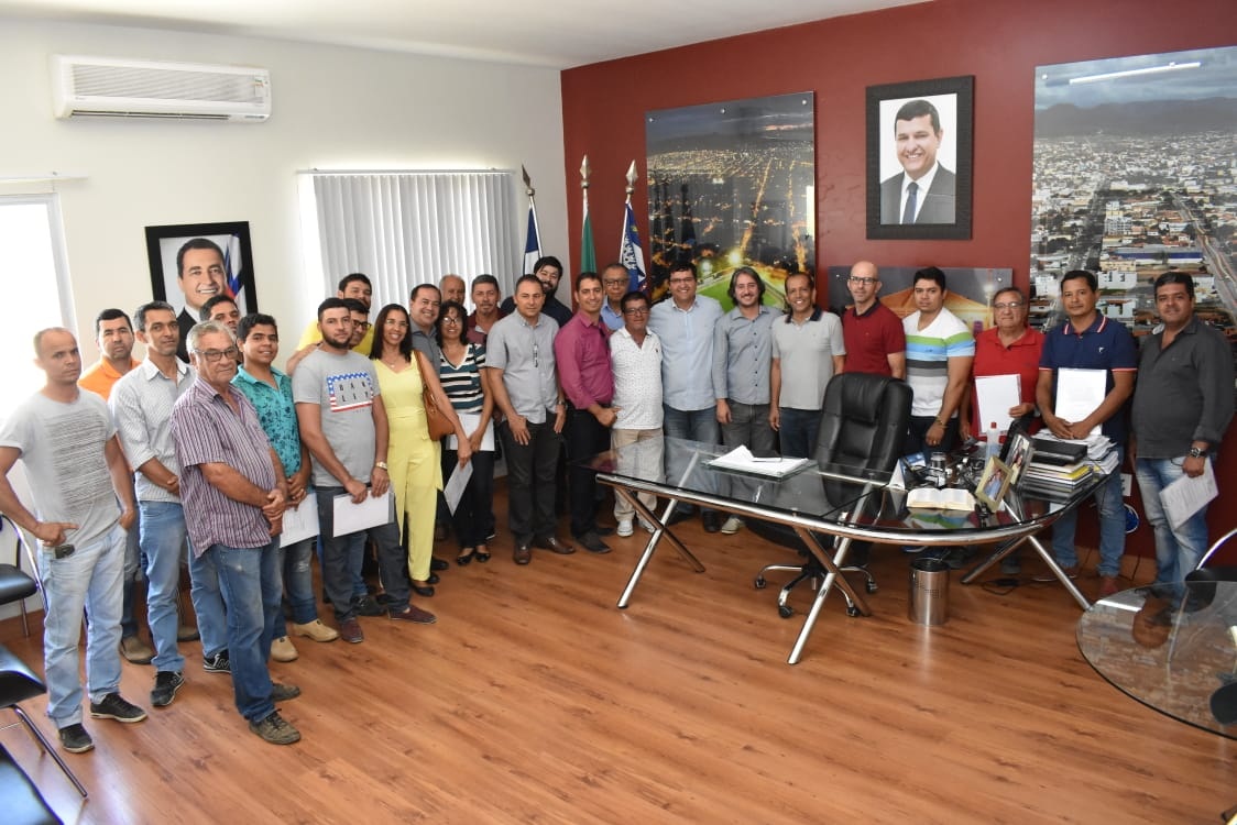 Prefeito Jairo Magalhães entrega documentação para empresários do Centro Industrial.