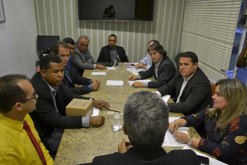 Deputada e comitiva de Guanambi buscam melhorias para o homem do campo.