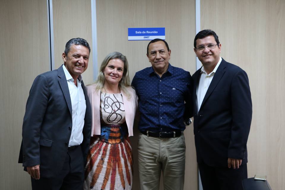 Ivana e Jairo solicitam autoriza??o do DNIT para execu??o de obras em Guanambi.