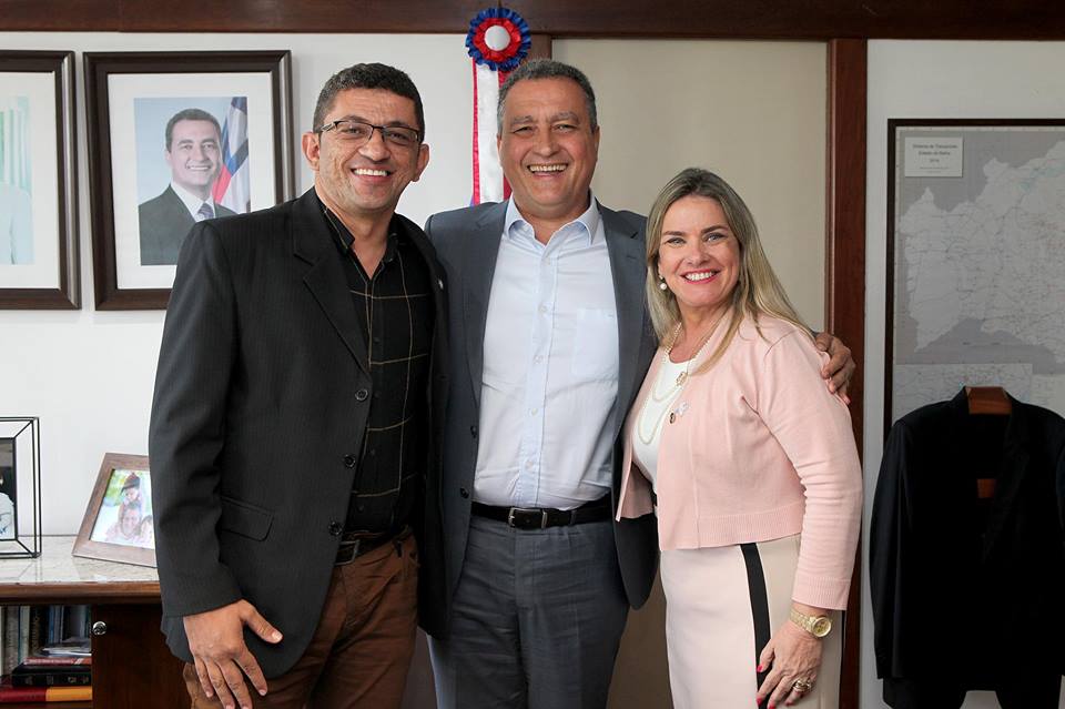 Governador ouve pedidos de Iuiu afirma que assinar? Ordem de Servi?o para obra de pavimenta??o.