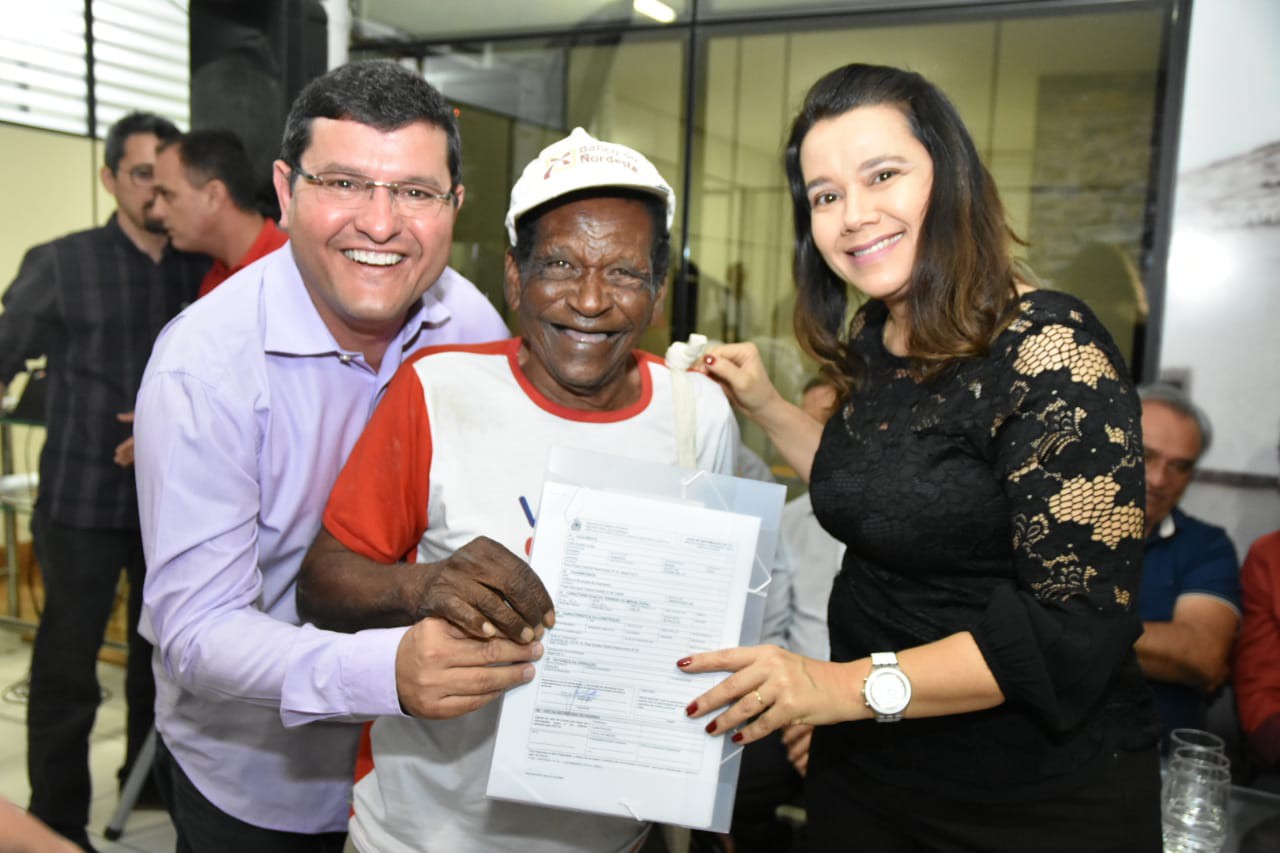 Prefeitura de Guanambi realiza a entrega de 62 t?tulos para regulariza??o de im?veis nos Bairros Beija-flor 1 e 2 , S?o 