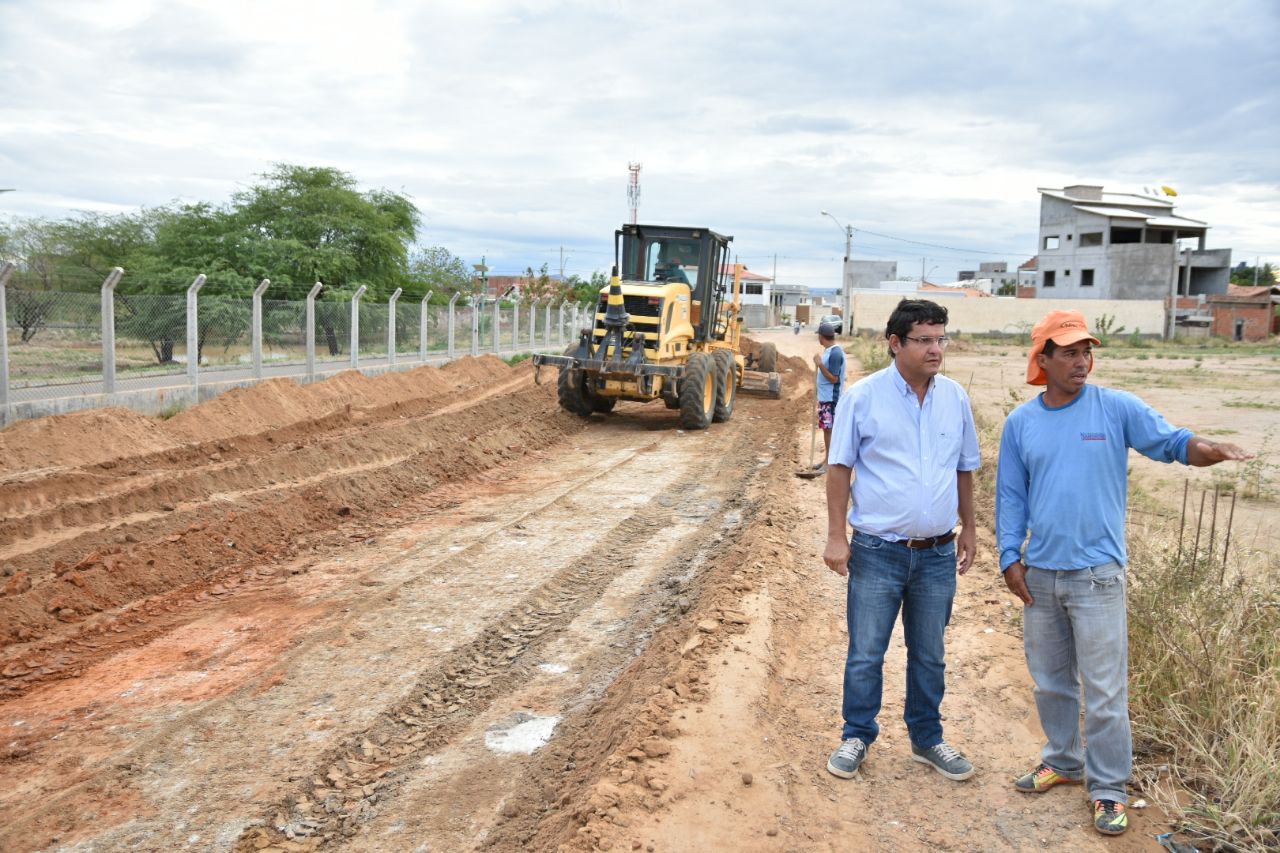 Prefeito Jairo Magalh?es autoriza in?cio de obras de pavimenta??o no Bairro Leolina de S?.