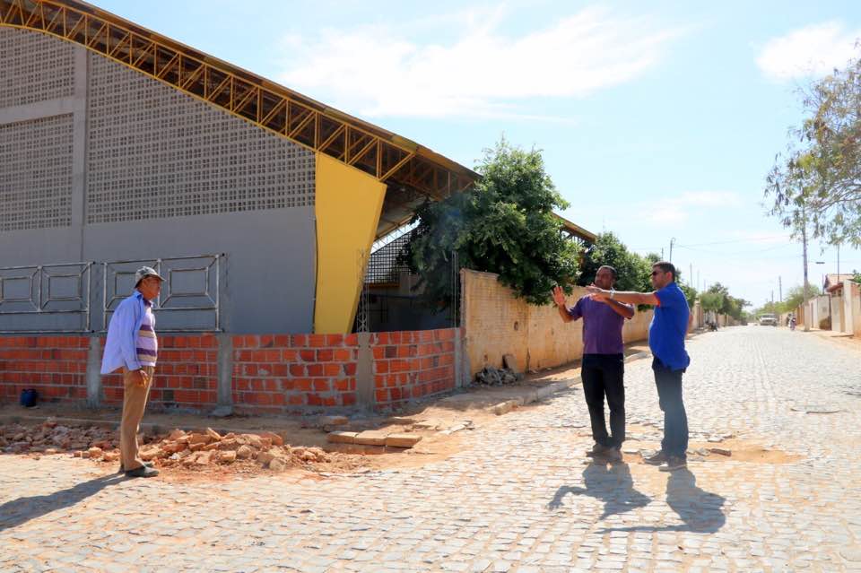 Prefeito de Iui? vistoria Unidade B?sica de Sa?de e Quadra de Esporte.
