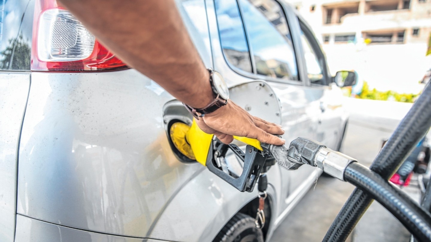 Após queda recorde do petróleo, Petrobras reduz diesel em 6,5% e gasolina em 9,5%.