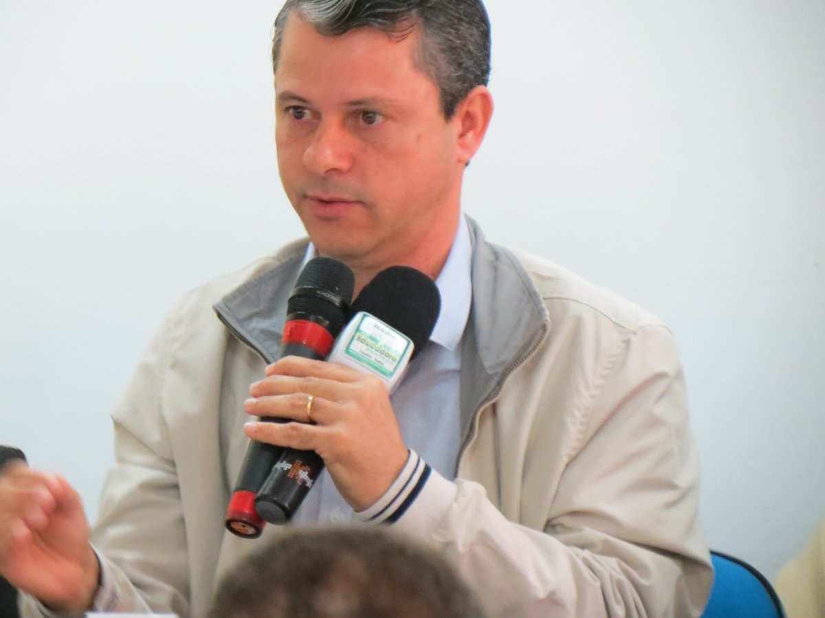 Prefeitura de Caetit? n?o paga funcion?rios h? dois meses.