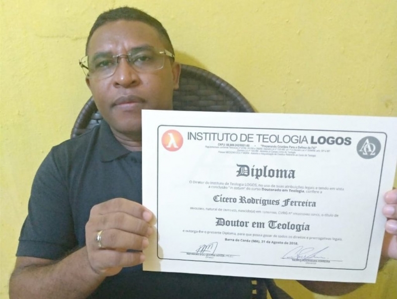 Após começar a estudar com livros achados no lixo, gari recebe diploma de doutorado.