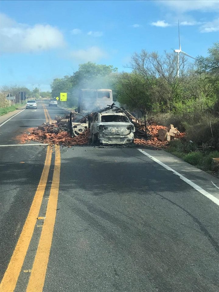 Ve?culos pegam fogo ap?s acidente na BR-030 em Guanambi.