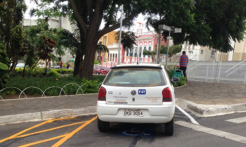 Multa para quem estacionar em vagas reservadas aumenta 140%.