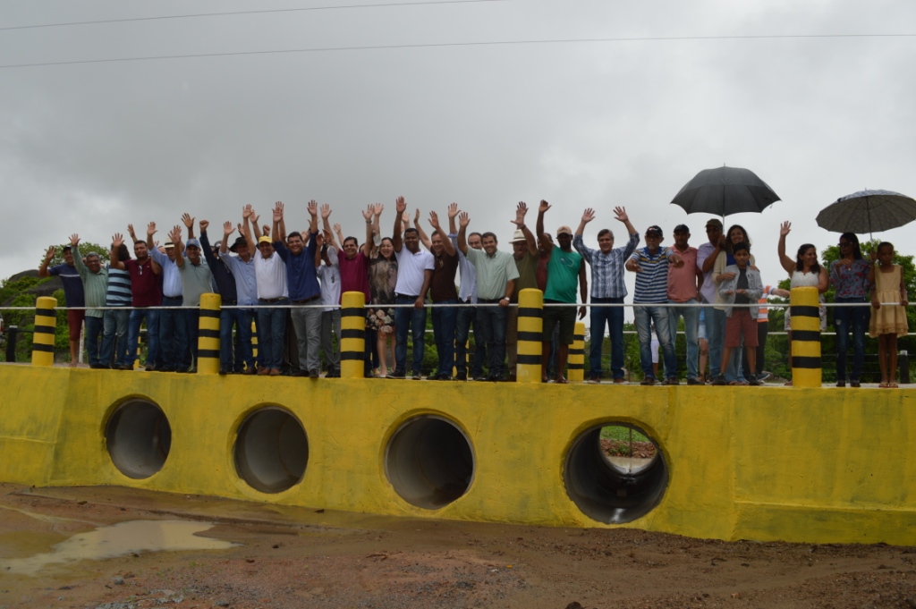 Prefeito Jairo Magalh?es entregou neste domingo duas pontes de concreto armado na regi?o do Po?o Comprido.