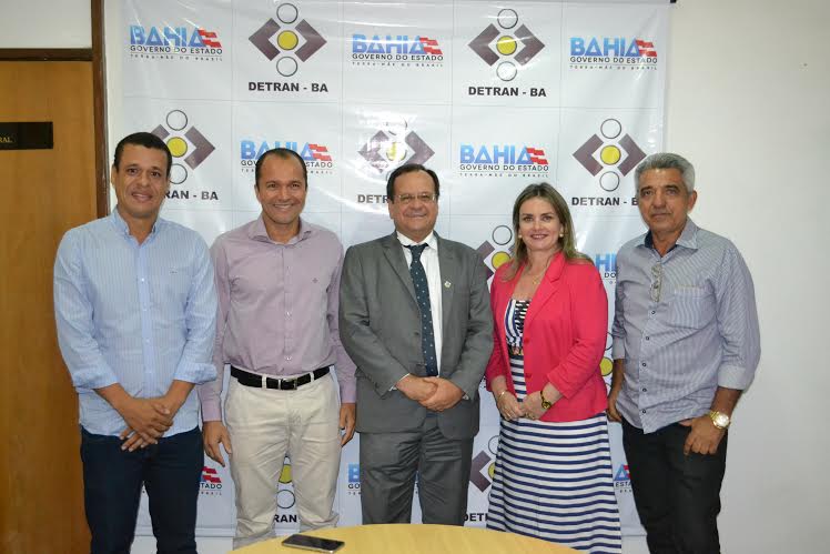Carinhanha: Ivana Bastos e prefeito cobram celeridade na implantação de sinalização de trânsito.