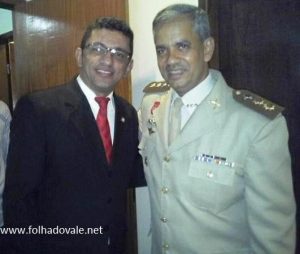 Prefeito de Iui? participa Solenidade de Passagem de Comando do 17? Batalh?o em Guanambi.