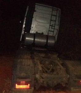Carreta carregada com gr?os tomba na curva na Candonga em Caetit?.