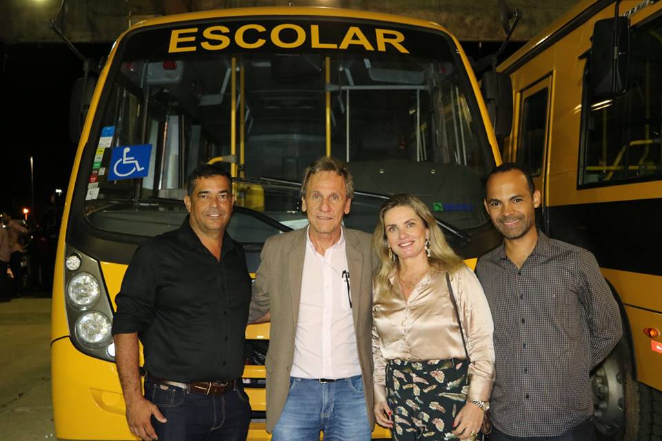 Com emenda de Ivana Bastos, governador entrega ?nibus escolar para Dom Bas?lio.