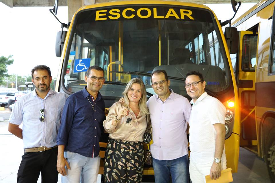 Atrav?s de emenda, Ivana entrega ?nibus para Tanque Novo; prefeito tamb?m recebeu Raio X.