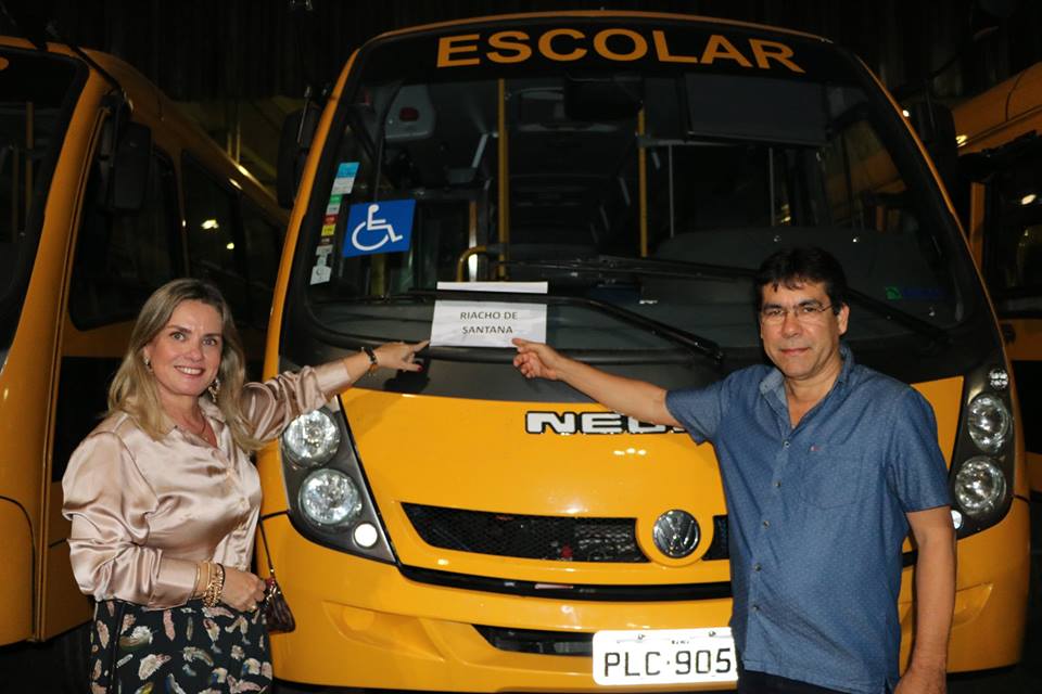 Educa??o de Riacho de Santana ganha refor?o com entrega de ?nibus escolar.