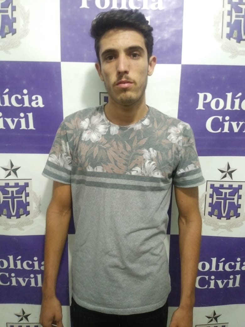 Policia Militar apreende motocicleta furtada em poder de dois homens.