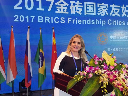 For?a da mulher baiana: a deputada Ivana Bastos discursa pelo Brasil na IX Confer?ncia dos BRICS na China.