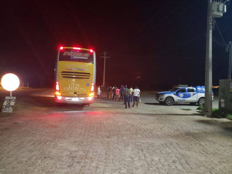 Ônibus é apreendido durante operação da Polícia Militar e Vigilância Sanitária na BR-122.