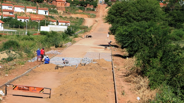 Pavimentação em avenidas beneficia moradores de Igaporã.