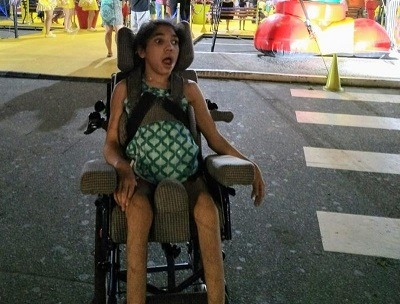 Ladrões roubam cadeira de rodas de garota com paralisia cerebral.