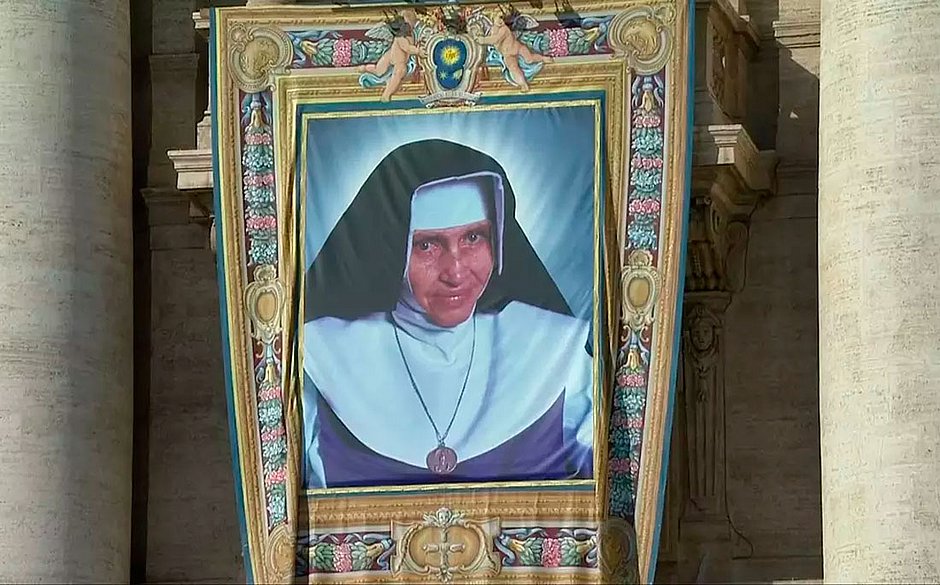 Irmã Dulce é canonizada no Vaticano e se torna primeira santa brasileira.