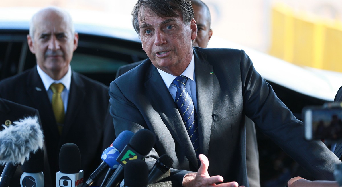 Bolsonaro diz que faz "papel de otário" ao baixar gasolina e preço não cair.