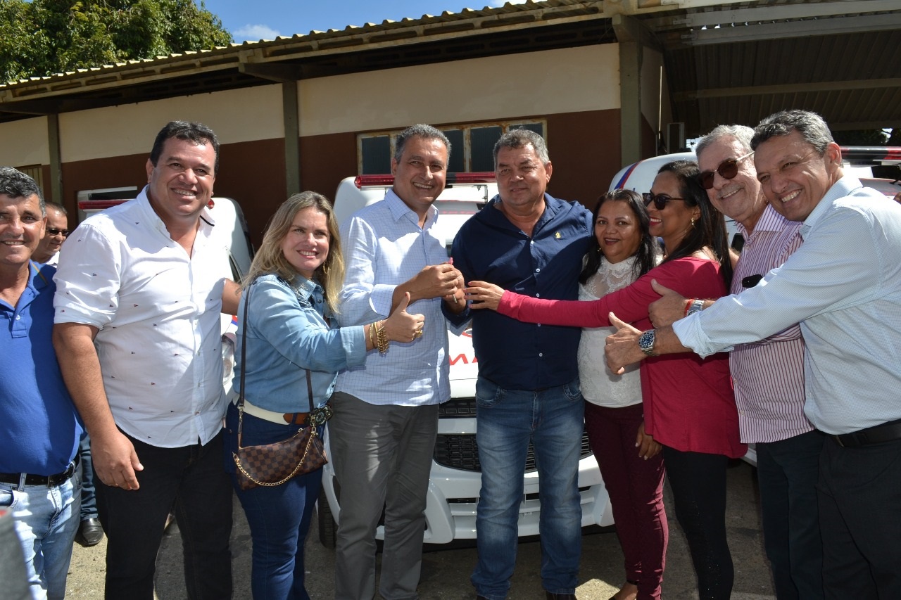 Ivana Bastos entrega ambul?ncia para mais tr?s munic?pios.