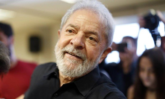 Juiz derruba decis?o e manda devolver passaporte a Lula.