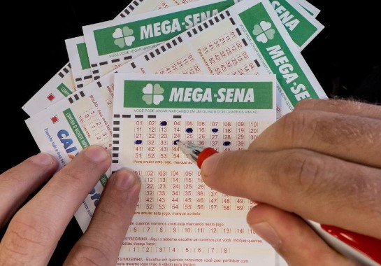 Mega-Sena acumula e pr?mio sobe para R$ 56 milh?es no sorteio de quarta-feira.