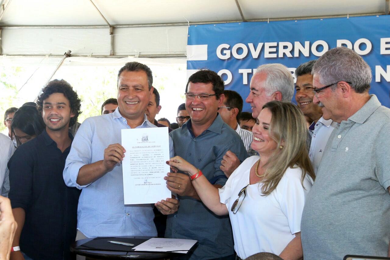 Ao lado do prefeito Jairo Magalh?es e deputada Ivana Bastos, Rui Costa assina ordem de servi?o para a reconstru??o da es