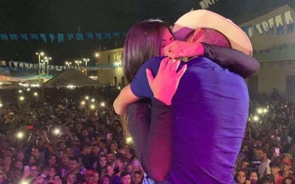 Mulher casada ameaça processar sertanejo após beijo e volta atrás: “Virei chacota”.