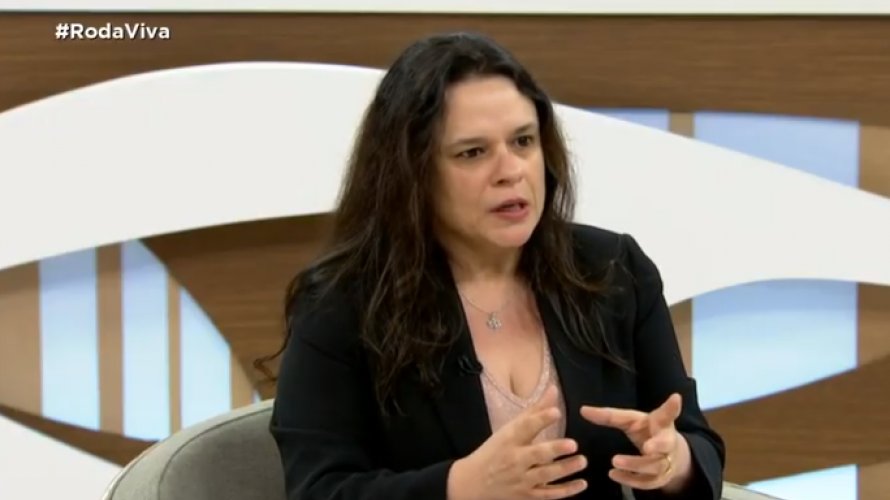 Aliada de Bolsonaro, Janaina Paschoal acredita que o presidente pode não concluir o mandato.