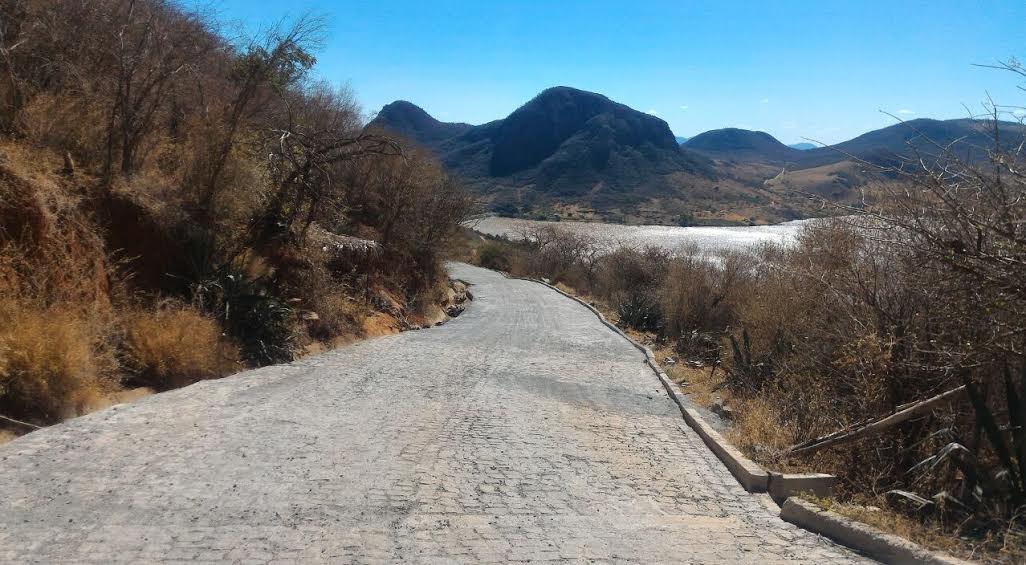 OBRAS | - Prefeitura de Guanambi realiza pavimenta??o da Ladeira do Par?, em Cera?ma.