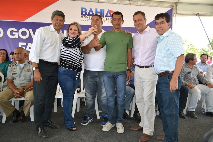 Ivana Bastos entrega trator agr�cola � associa��o de Riacho de Santana.